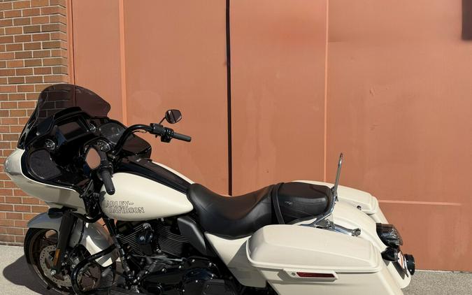 Harley-Davidson® Road Glide® ST White Sand Pearl