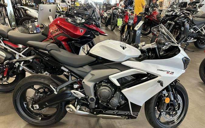 2025 Triumph Daytona 660 Snowdonia White/Sapphire Black