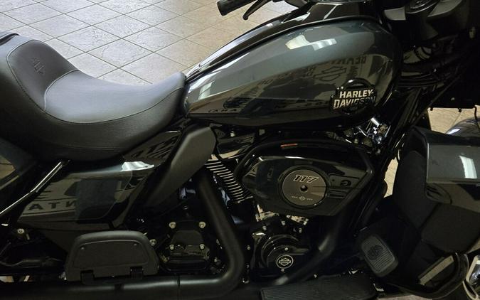 2025 Harley-Davidson® Street Glide® Ultra Iron Horse Metallic / Vivid Black - Black Finish