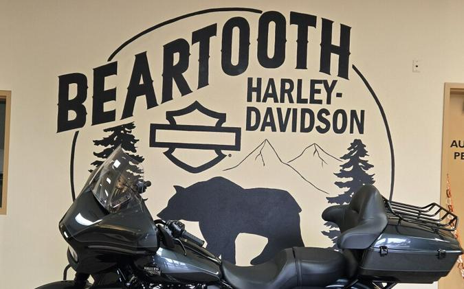 2025 Harley-Davidson® Street Glide® Ultra Iron Horse Metallic / Vivid Black - Black Finish