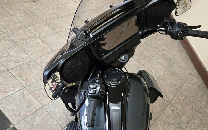 2025 Harley-Davidson® Street Glide® Ultra Iron Horse Metallic / Vivid Black - Black Finish