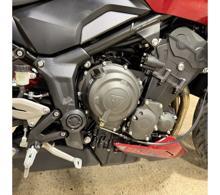 2026 Triumph Trident 800 Carnival red