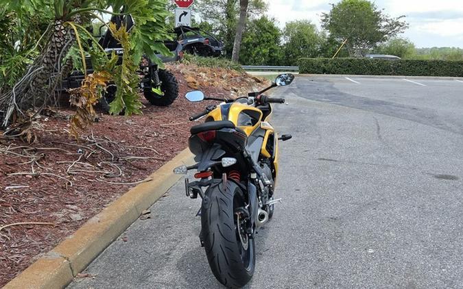 2026 Triumph Daytona 660 Cosmic Yellow / Sapphire Black 660 Sapphire Black