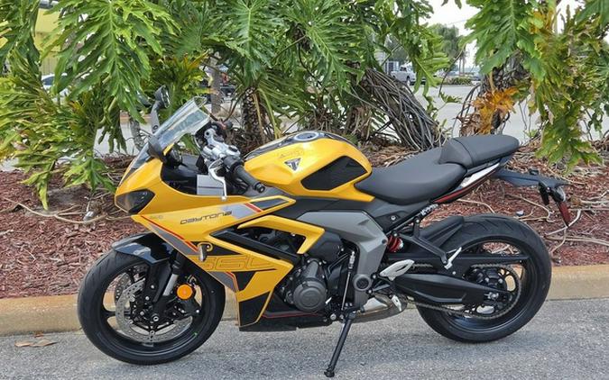 2026 Triumph Daytona 660 Cosmic Yellow / Sapphire Black 660 Sapphire Black