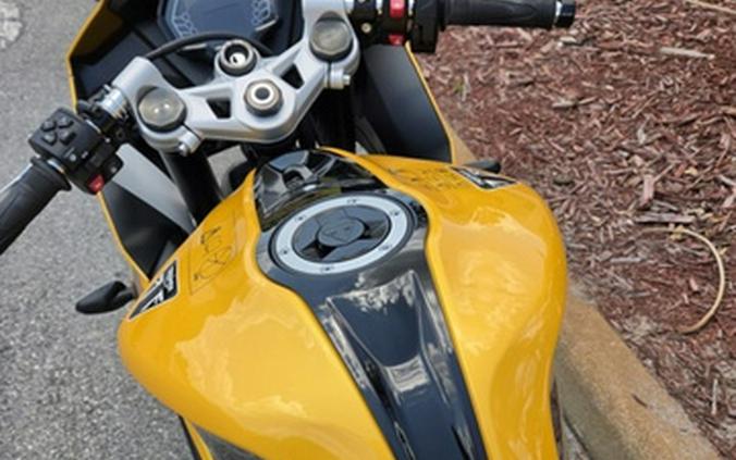 2026 Triumph Daytona 660 Cosmic Yellow / Sapphire Black 660 Sapphire Black