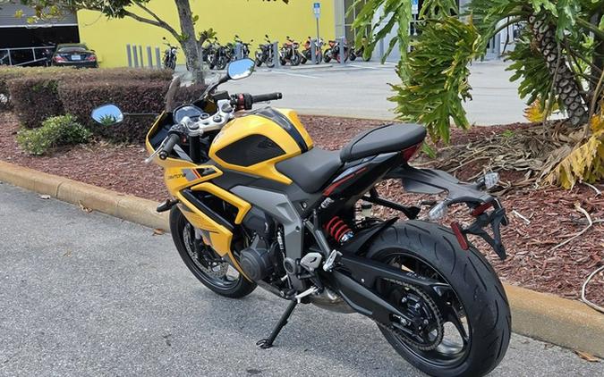 2026 Triumph Daytona 660 Cosmic Yellow / Sapphire Black 660 Sapphire Black