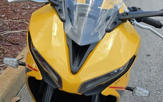 2026 Triumph Daytona 660 Cosmic Yellow / Sapphire Black 660 Sapphire Black