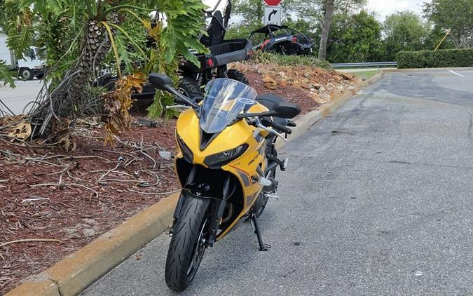 2026 Triumph Daytona 660 Cosmic Yellow / Sapphire Black 660 Sapphire Black