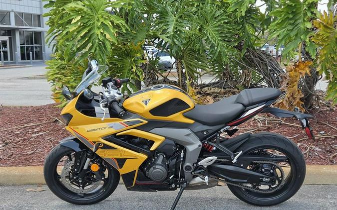 2026 Triumph Daytona 660 Cosmic Yellow / Sapphire Black 660 Sapphire Black