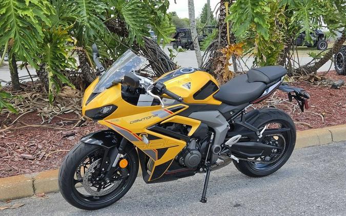 2026 Triumph Daytona 660 Cosmic Yellow / Sapphire Black 660 Sapphire Black