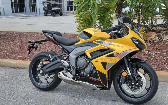 2026 Triumph Daytona 660 Cosmic Yellow / Sapphire Black 660 Sapphire Black