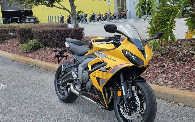 2026 Triumph Daytona 660 Cosmic Yellow / Sapphire Black 660 Sapphire Black