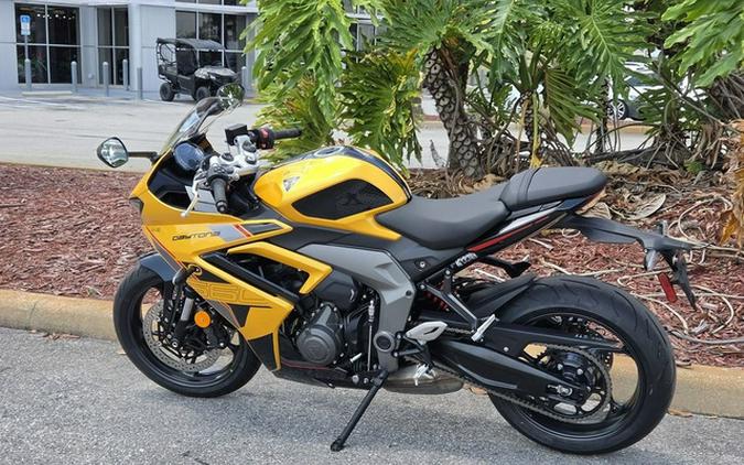 2026 Triumph Daytona 660 Cosmic Yellow / Sapphire Black 660 Sapphire Black