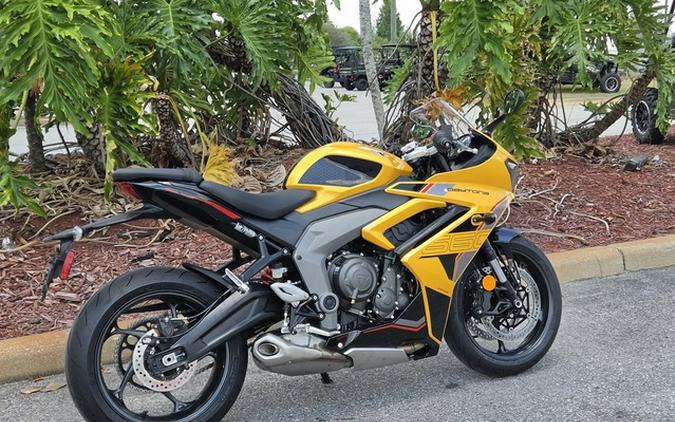 2026 Triumph Daytona 660 Cosmic Yellow / Sapphire Black 660 Sapphire Black