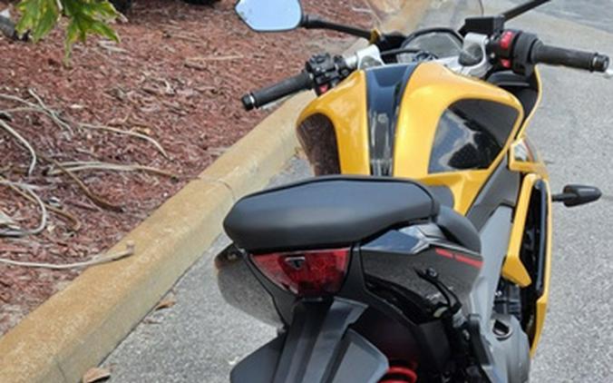 2026 Triumph Daytona 660 Cosmic Yellow / Sapphire Black 660 Sapphire Black