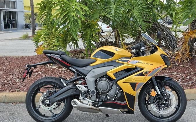 2026 Triumph Daytona 660 Cosmic Yellow / Sapphire Black 660 Sapphire Black