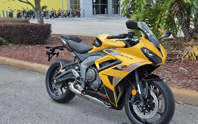 2026 Triumph Daytona 660 Cosmic Yellow / Sapphire Black 660 Sapphire Black