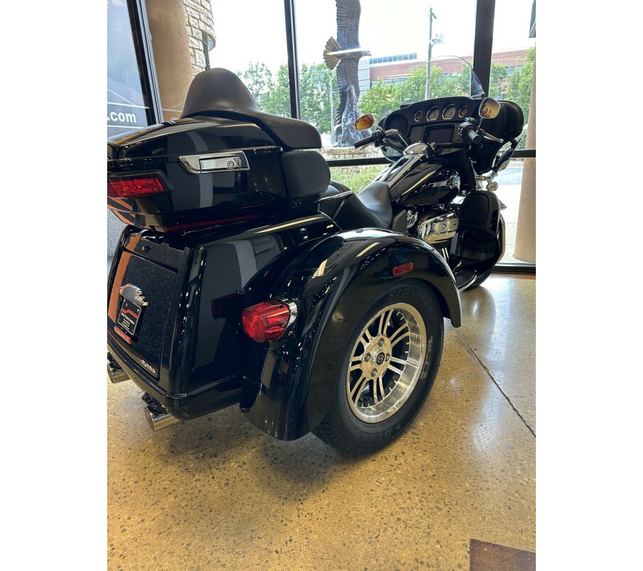 2023 Harley-Davidson Tri Glide Ultra BLACK W/ PINSTRIPE