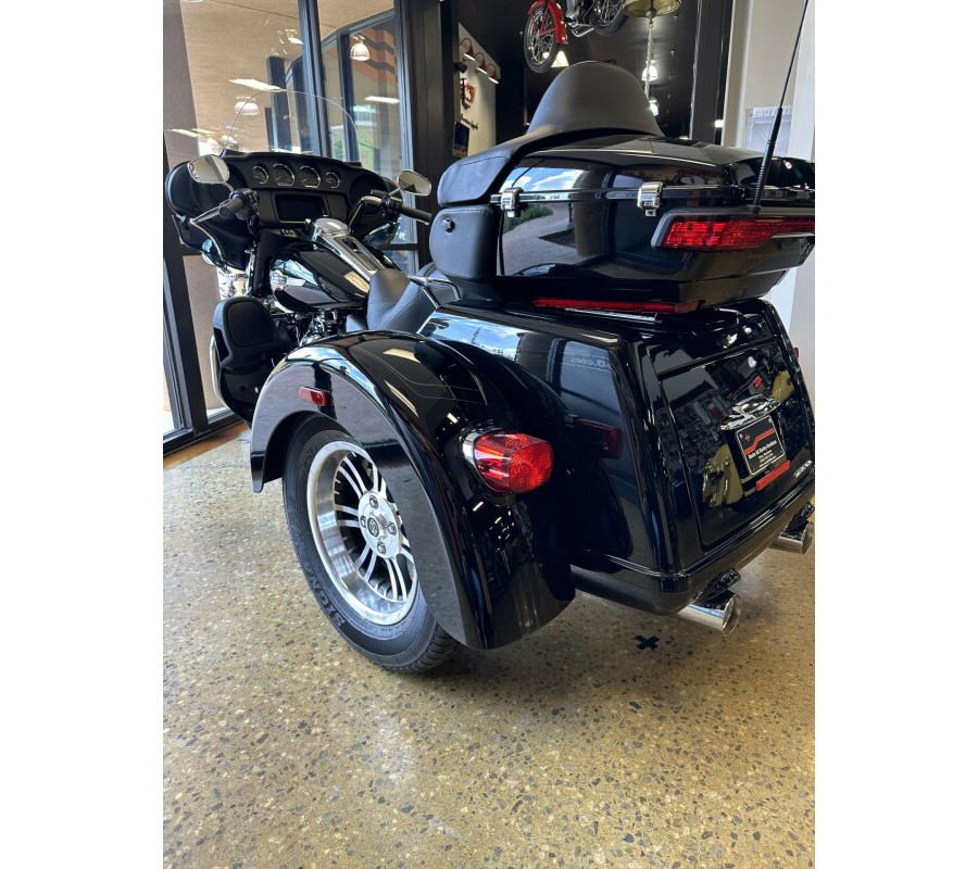 2023 Harley-Davidson Tri Glide Ultra BLACK W/ PINSTRIPE