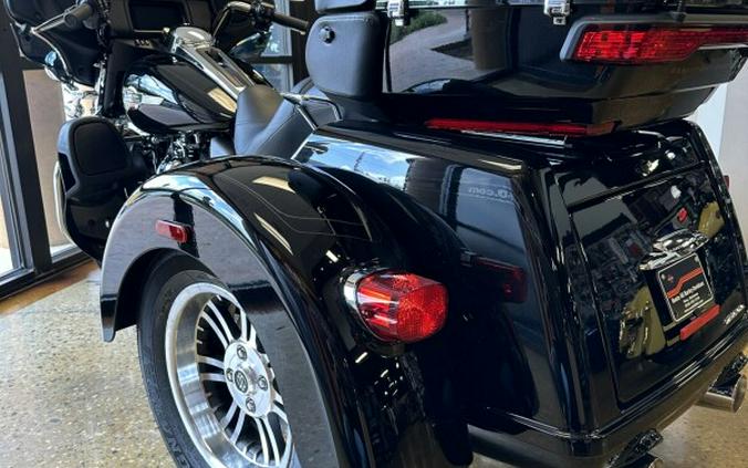 2023 Harley-Davidson Tri Glide Ultra BLACK W/ PINSTRIPE