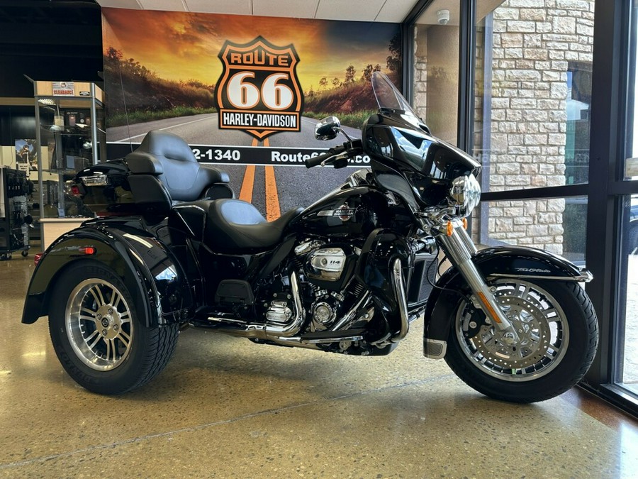 2023 Harley-Davidson Tri Glide Ultra BLACK W/ PINSTRIPE