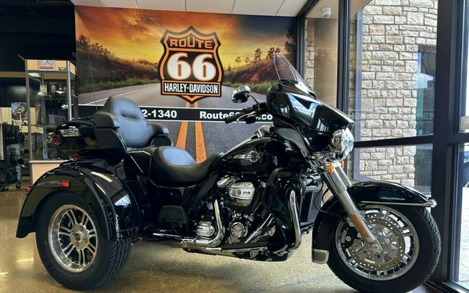 2023 Harley-Davidson Tri Glide Ultra BLACK W/ PINSTRIPE
