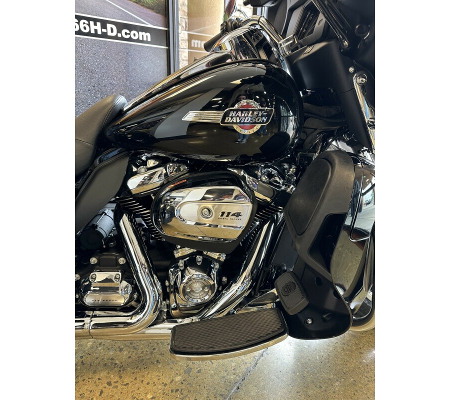 2023 Harley-Davidson Tri Glide Ultra BLACK W/ PINSTRIPE