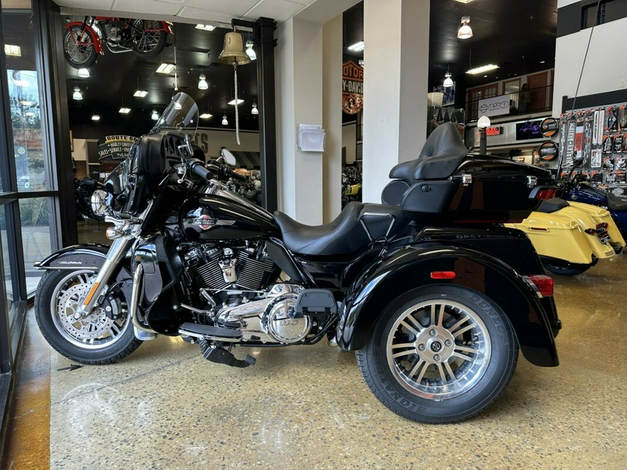 2023 Harley-Davidson Tri Glide Ultra BLACK W/ PINSTRIPE