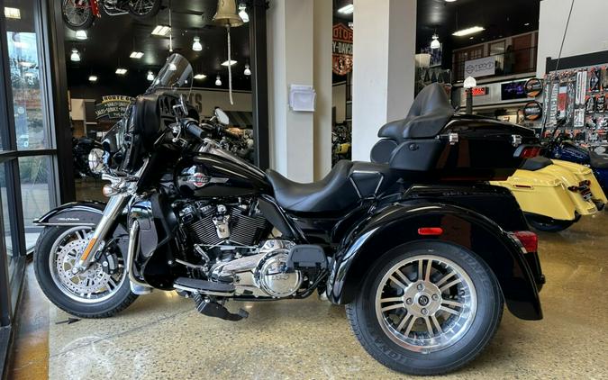 2023 Harley-Davidson Tri Glide Ultra BLACK W/ PINSTRIPE