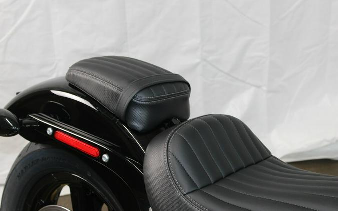 Harley-Davidson® Street Bob® 2026 Vivid Black Chrome Cast Wheels