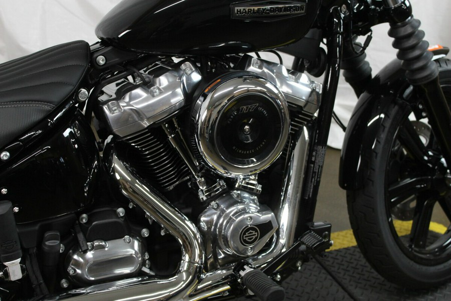 Harley-Davidson® Street Bob® 2026 Vivid Black Chrome Cast Wheels