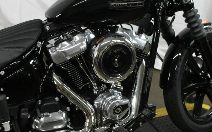 Harley-Davidson® Street Bob® 2026 Vivid Black Chrome Cast Wheels