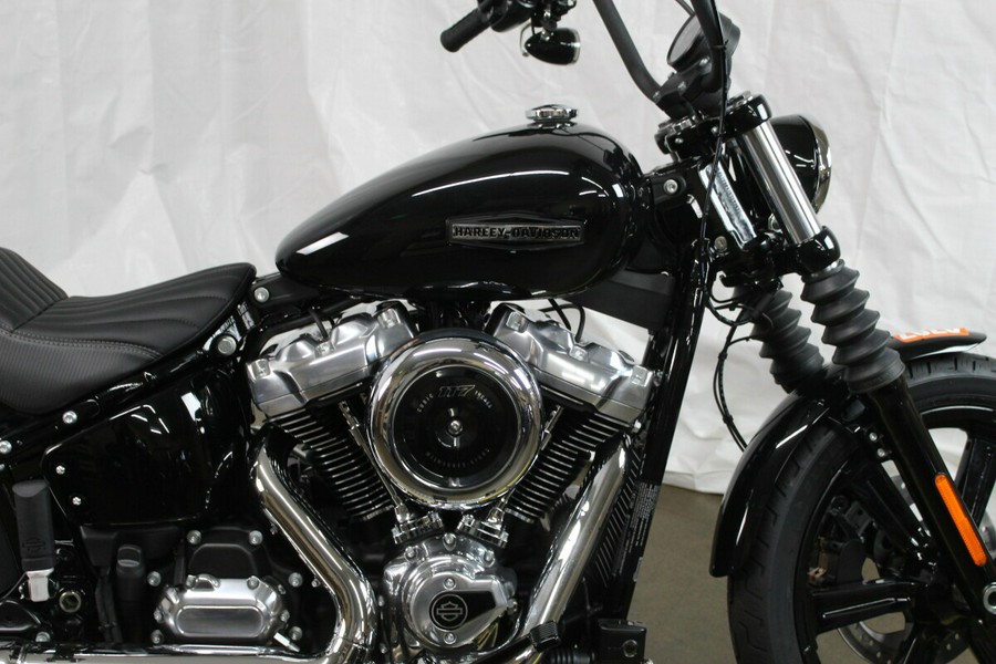 Harley-Davidson® Street Bob® 2026 Vivid Black Chrome Cast Wheels
