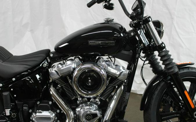 Harley-Davidson® Street Bob® 2026 Vivid Black Chrome Cast Wheels