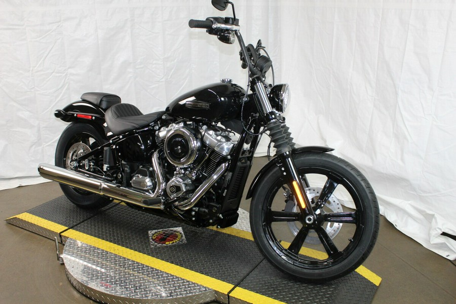 Harley-Davidson® Street Bob® 2026 Vivid Black Chrome Cast Wheels
