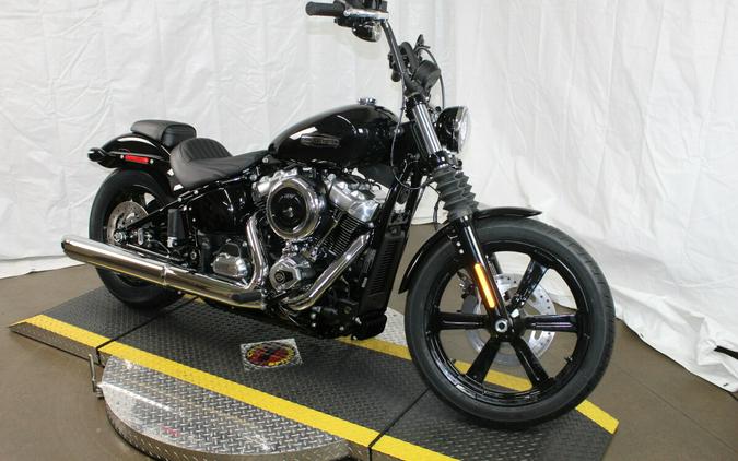 Harley-Davidson® Street Bob® 2026 Vivid Black Chrome Cast Wheels