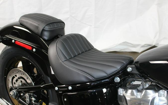 Harley-Davidson® Street Bob® 2026 Vivid Black Chrome Cast Wheels