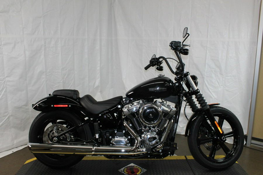 Harley-Davidson® Street Bob® 2026 Vivid Black Chrome Cast Wheels