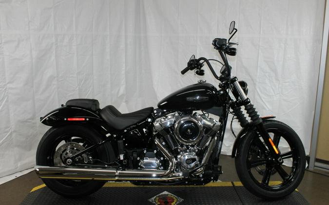 Harley-Davidson® Street Bob® 2026 Vivid Black Chrome Cast Wheels