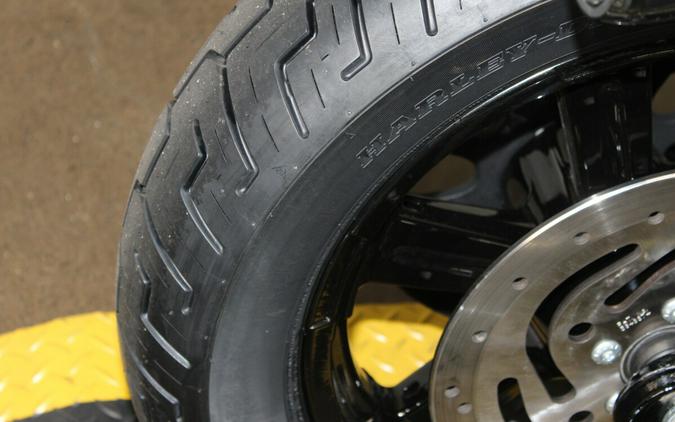 Harley-Davidson® Street Bob® 2026 Vivid Black Chrome Cast Wheels
