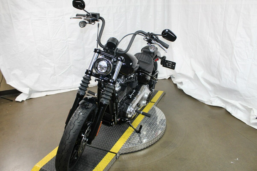 Harley-Davidson® Street Bob® 2026 Vivid Black Chrome Cast Wheels