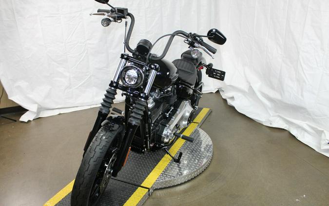 Harley-Davidson® Street Bob® 2026 Vivid Black Chrome Cast Wheels