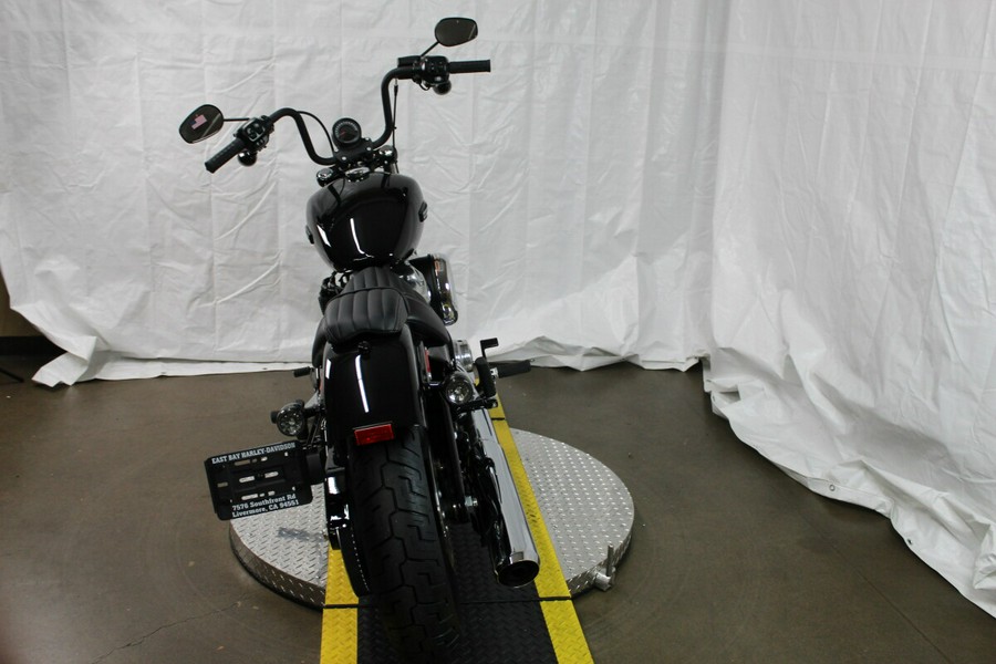 Harley-Davidson® Street Bob® 2026 Vivid Black Chrome Cast Wheels