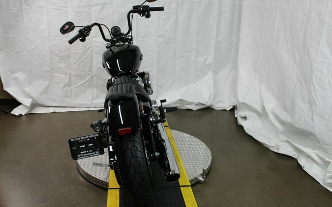 Harley-Davidson® Street Bob® 2026 Vivid Black Chrome Cast Wheels