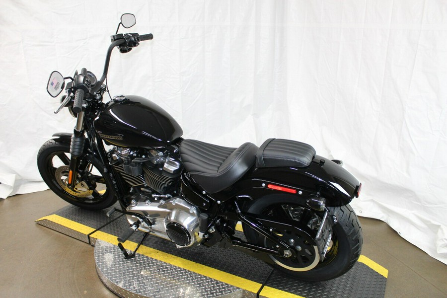 Harley-Davidson® Street Bob® 2026 Vivid Black Chrome Cast Wheels