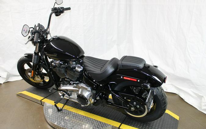 Harley-Davidson® Street Bob® 2026 Vivid Black Chrome Cast Wheels