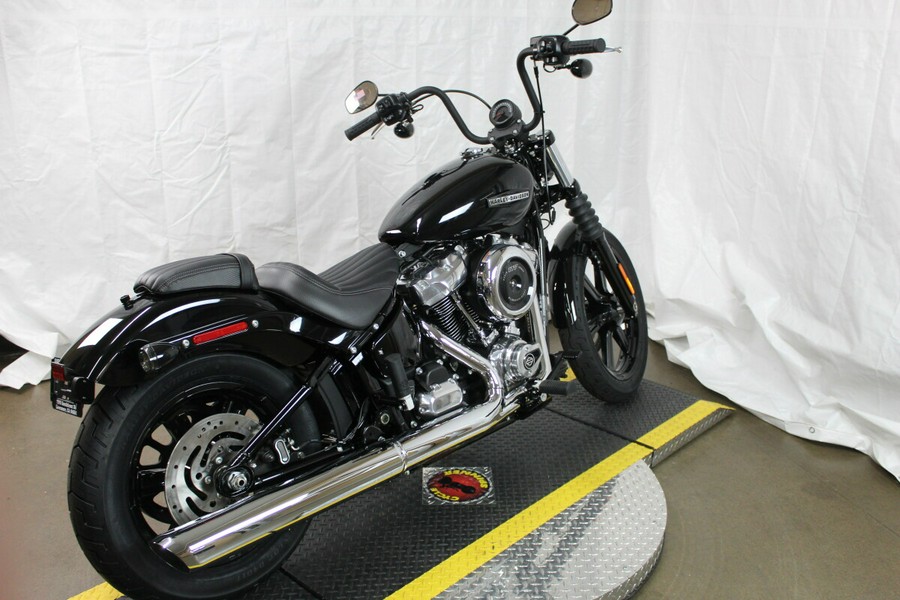 Harley-Davidson® Street Bob® 2026 Vivid Black Chrome Cast Wheels