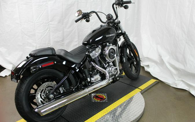 Harley-Davidson® Street Bob® 2026 Vivid Black Chrome Cast Wheels