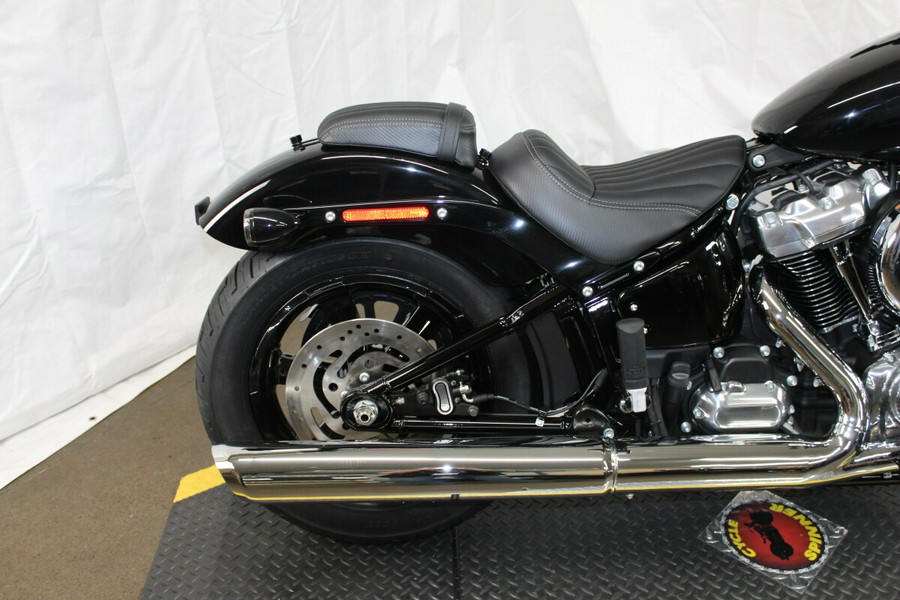 Harley-Davidson® Street Bob® 2026 Vivid Black Chrome Cast Wheels