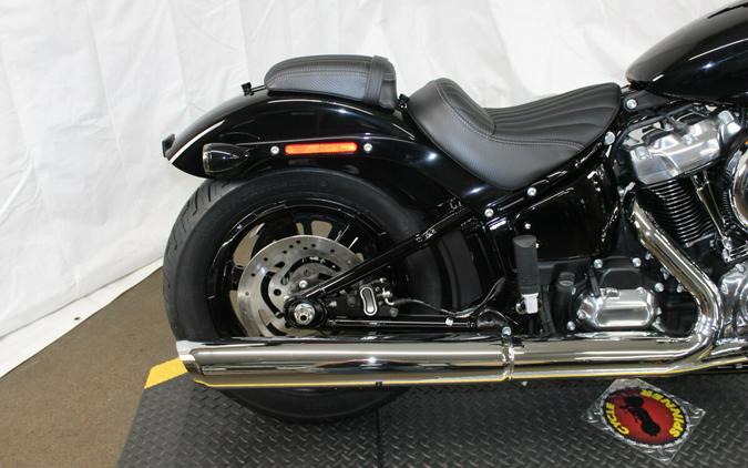 Harley-Davidson® Street Bob® 2026 Vivid Black Chrome Cast Wheels